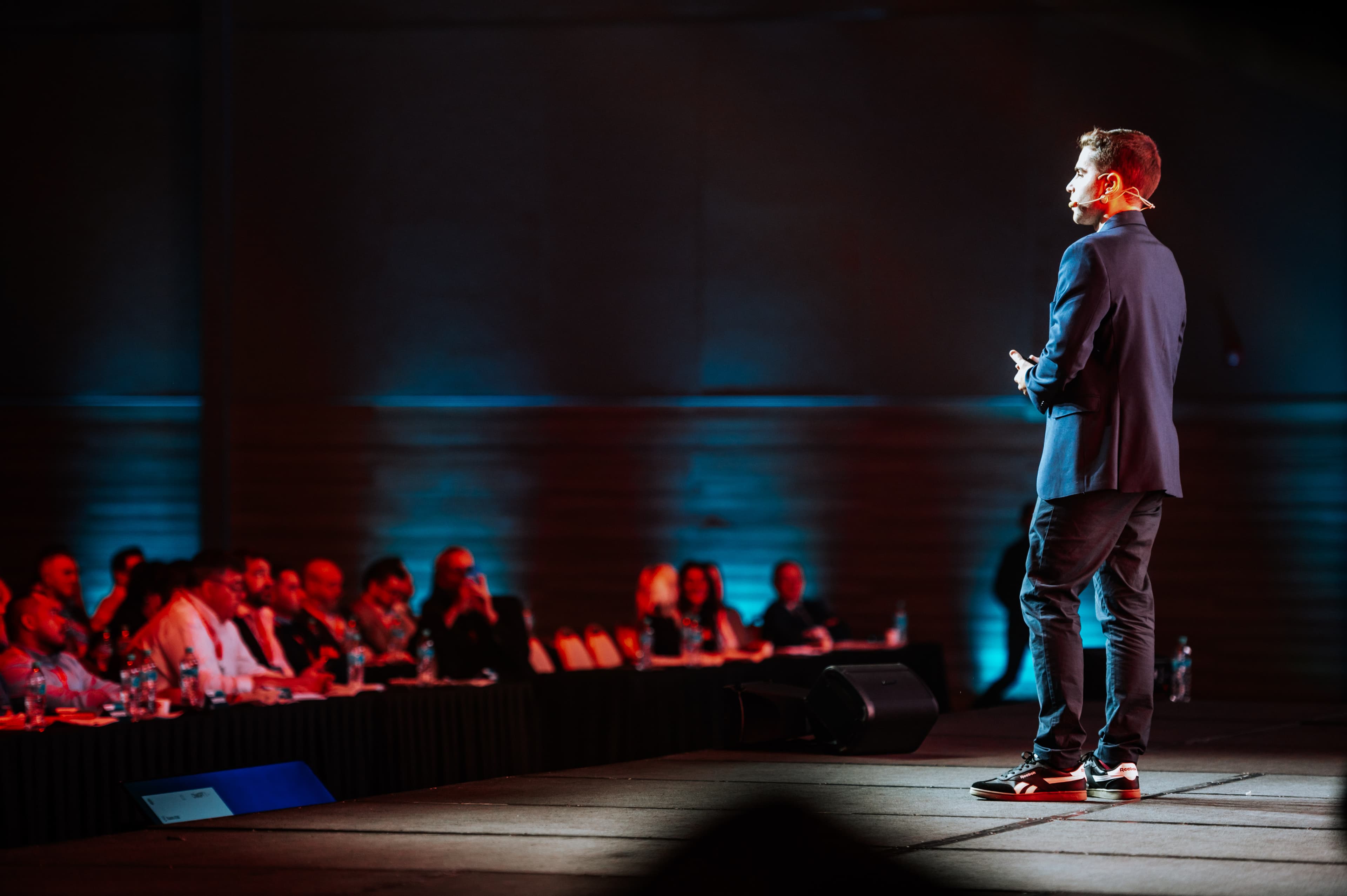 Felipe Stalman hablando en el escenario de SuperNext, Uruguay
